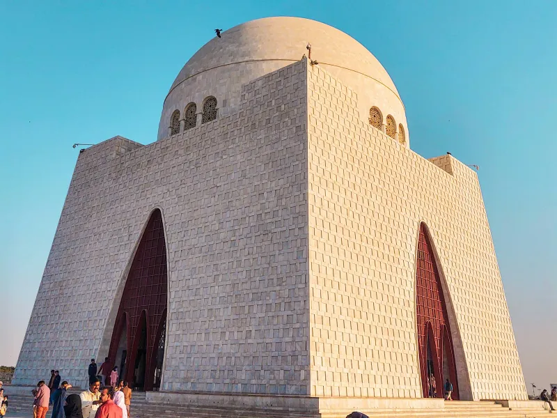 El Mausoleo de Quaid-e-Azam en Karachi frente a un cielo despejado del atardecer, fotografiado por Kashif Afridi en Unsplash